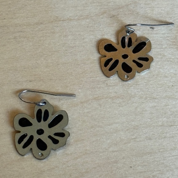 Jewelry - Floral Cutout Earrings in Black and Gold